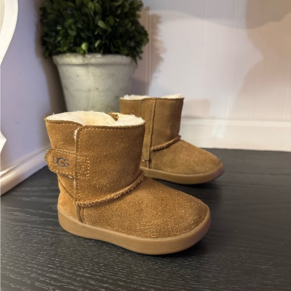 Ugg boots for toddler size 4-5c toddler preloved - Picture 4 of 11
